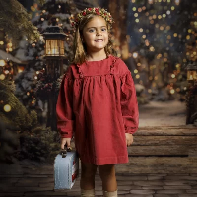Primer plano de una niña mirando las luces navideñas con asombro. Fotografía infantil navideña realizada en Ibiza por Paloma de los Ríos.